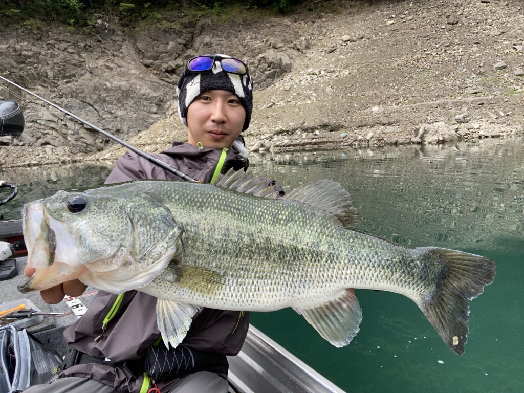 今月もロクマルを釣獲……でも単独釣行。そんな時の、メモリアルフィッシュ自撮り術。 - Monster Kiss モンスターキス